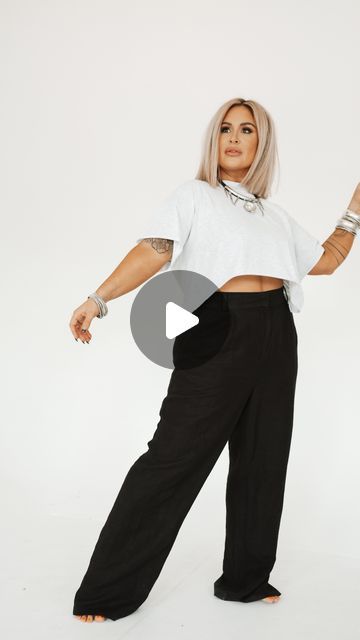 Elizabeth Haislip on Instagram: "Guess what time it is!!! Crop top season! 😍 With the weather getting warmer, I thought it’d be helpful to give some tips on how to style your cropped tees—for when you want that cropped look, but still have your stomach covered. 🖤
Also, don’t get me wrong, you can show off your whole tummy in that crop-top, babe! I just know that sometimes I want some extra coverage and thought this would be helpful. 🖤 I know you’ll look amazing either way 🥰

1. High-Waisted Pants: pairing your cropped tees with high-waisted pants still allows for the cute cropped fit, but gives you some extra stomach coverage. 
2. Wear a brami (or tank) underneath your cropped tee! That way whenever you lift up your arms, you still have that coverage. 

#midsizefashion #midsizeinspo #c Mom Belly, Cropped Tees, Oversized Crop Top, Mid Size Fashion, Crop Top Outfits, How To Get Warm, Cropped Tee, Crop Tshirt, How To Style