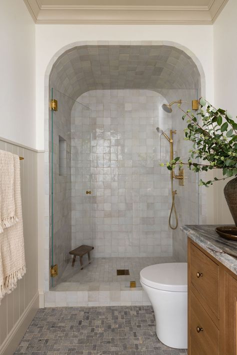 30 Bathroom Shower Features and Finishes Pros Love Walk In Shower Ideas, Shower Tile Ideas, Timeless Bathroom, Lakefront Homes, Girls Bathroom, Shower Remodel, Bathroom Renos, Tile Ideas, Dream House Interior