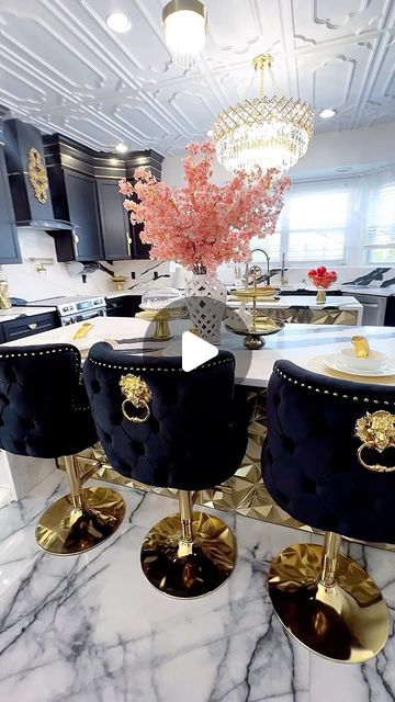 Black Living Room Ideas Apartments, Glam Dining Room Ideas, Boujee Apartment, Glam Dining Room, Dining Room Decoration, African Inspired Decor, Luxurious Interior Design, I Love Love, Home Decorating Ideas