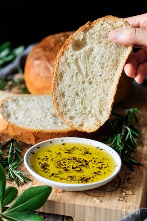 Macaroni Grill Rosemary Bread: this crusty Italian bread tastes like the rustic loaves from Macaroni Grill. Use this amazing rosemary bread for sandwiches, or just dip into olive oil for a simple comfort food snack. This recipe is sure to be a huge hit with your family! | www.savortheflavour.com #rosemarybread #homemadebread Macaroni Grill Dipping Oil, Soft Fluffy Bread Recipe, Italian Oil Bread Dip, Flavored Olive Oil For Dipping Bread, Macaroni Grill Rosemary Bread, Bread Rosemary, Grilled Bread Recipes, Macaroni Grill Bread, Rustic Rosemary Bread