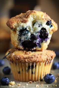 Best Blueberry Muffins Recipe (VIDEO) Fresh Blueberry Muffins, Blueberry Muffin Recipe Easy, Blueberry Muffins Recipe, Homemade Blueberry Muffins, Easy Blueberry Muffins, Rolls Homemade, Best Blueberry Muffins, Streusel Muffins, Berry Muffins