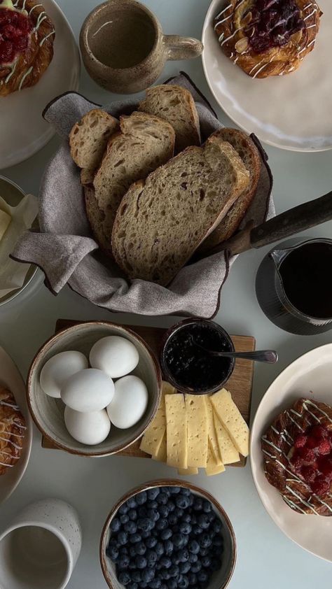 Breakfast Table Aesthetic, Scandinavian Breakfast, Fancy Bread, Pretty Breakfast, Healthy Food Dishes, Food Obsession, Pretty Food, Aesthetic Food, The Table