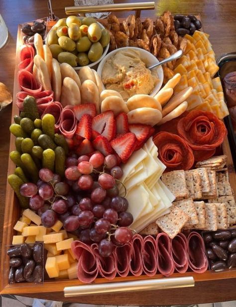 Things To Go With Charcuterie Board, Healthy Food Platters, Park Charcuterie Board, Shicutery Board, Charcuterie Board Ideas Sweet And Savory, Finger Food Board Ideas, Charcoochie Board Ideas, Chacootary Board, Churcutory Board