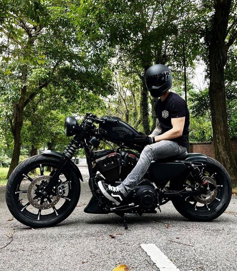 Harley Cafe Racer, All Black Motorcycle, Iron 883 Bobber, Harley Davidson Aesthetic, Harley Davidson Bobber, Harley Davidson 883, Adventure Bike Motorcycles, Motos Bobber, Custom Bikes Cafe Racers