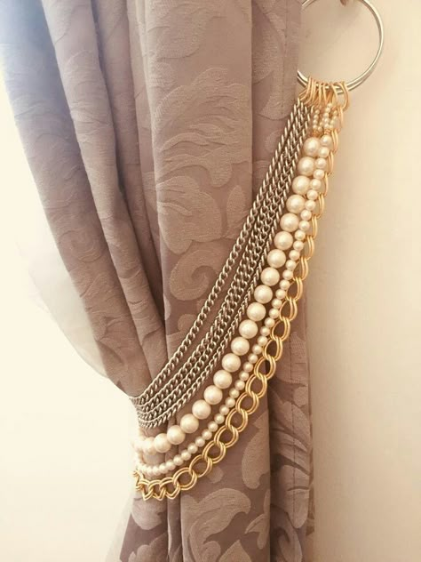 Rideaux Shabby Chic, Plain Curtains, Curtain Holder, Living Room Decor Curtains, Chanel Inspired, Curtain Ties, Home Curtains, Silver Chains, Curtain Tie Backs