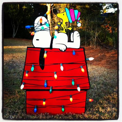 A blog about acrylic painting on wood, upcycled art, woodworking, and my portfolio of creations Snoopy Christmas Decorations, Wood Yard Art, Christmas Cutouts, Grinch Christmas Decorations, Christmas Yard Art, Peanuts Christmas, Christmas Yard Decorations, Charlie Brown Christmas, 12 December