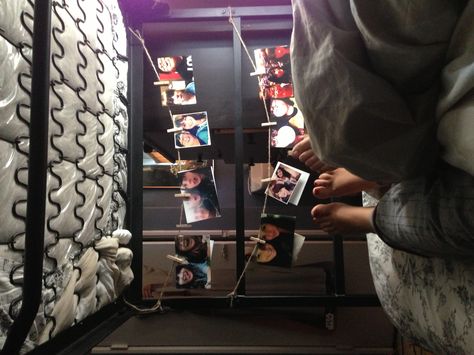 Hang pictures on twine at the end of your bunk bed! Perfect for second semester when I have the bottom bunk Dorm Room Ideas Bottom Bunk, Under Bed Fort Dorm Room, Bottom Bunk Bed Decor, Bunk Bed Tapestry, Top Bunk Dorm Ideas, Bottom Bunk Decor Ideas, Bunk Bed Wall Decor, Bunk Bed Ideas Aesthetic, Lower Bunk Bed Decor Ideas