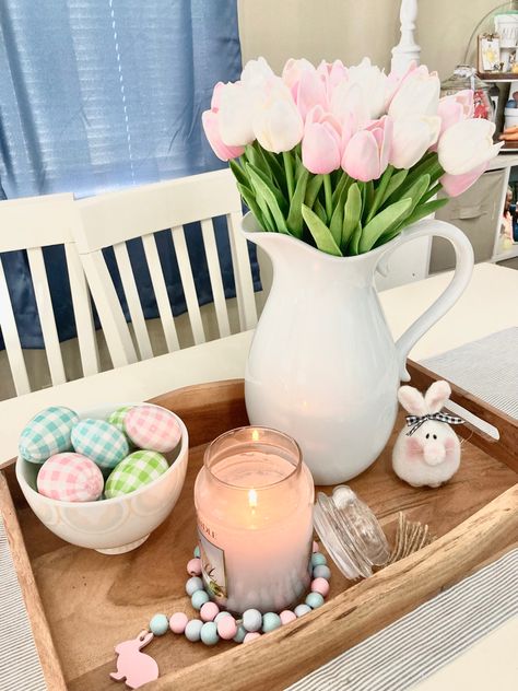 Easter Entry Table Decor, Easter Kitchen Decor Ideas, Easter Room Decor, April Decor, Easter Bedroom, Easter Decoration Diy, Decorate Front Porch, Outdoor Easter Decor, Pink Easter Decor