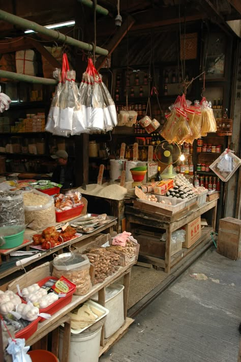 This kind of grocery shops is on the verge of extinction. They are utterly fascinating to explore. Asian Grocery Store Aesthetic, Chinese Grocery Store, Hot Nerd, Retail Store Layout, Wet Market, Asian Grocery Store, Chinese Festival, Chinese Market, Store Layout