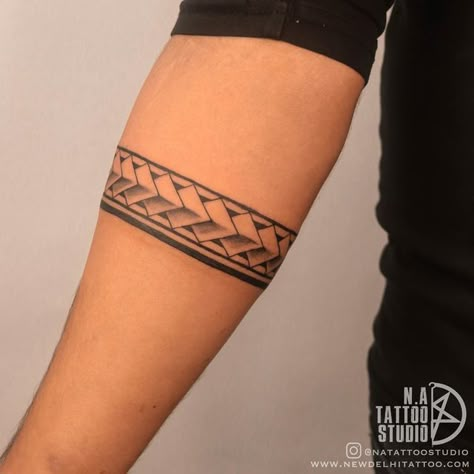 Forearm Round Tattoo Men, Hand Round Tattoo For Men, Armband Tattoo Men Forearm, Bracelet Tattoo Men, Ankle Tattoos For Women Anklet, Arm Band Tattoo Designs, Arm Cuff Tattoo, Ankle Band Tattoo, Bracelet Tattoo For Man