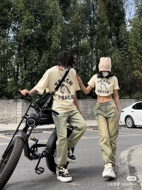 Grunge Matching Outfits, Streetwear Couple Outfit, Matching Couple Outfits Alt, Aesthetic Outfits Couple, Matching Clothes Couple Aesthetic, Couples Streetwear Outfits, Couple Fits Streetwear, Couple Fashion Matching, Couple Matching Outfits Aesthetic