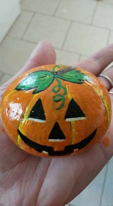 Halloween Rock Art, Caillou Roche, Rock Kunst, Pumkin Decoration, Pumpkin Painted, Decorative Rocks, Halloween Rocks, Painted Pumpkin, Rock And Pebbles