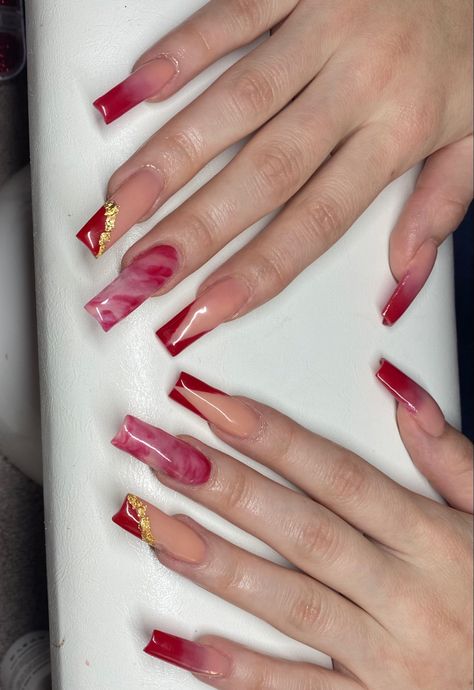 Red Ombré Acrylic Nails, Red Gold Marble Nails, Red Marmor Nails, Red And Gold Marble Nails, Red Nail Ombre, Red And White Marble Nails, Christmas Marble Nails, Red Marble Nails Acrylic, Marble Red Nails