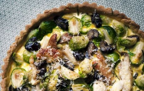 Brussels sprout, chestnut and turkey tart Turkey And Ham Pie, Different Pies, Parsnip Crisps, Christmas Pie Recipes, Tarts Savory, Turkey Curry, Moroccan Salad, Turkey Pie, Chorizo And Potato