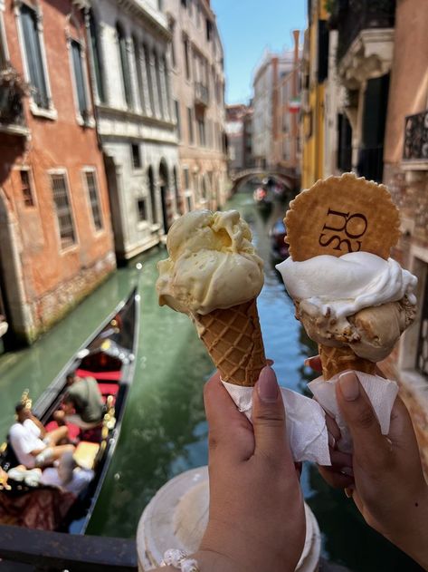 Everything in Venice is picturesque! Venice Italy Aesthetic Couple, Venice Gelato, Italy Ice Cream Aesthetic, Venice Gondola Ride Pictures, Venice Guide, Venice Italy Gondola, San Giacomo, Santa Margherita, Rialto Bridge