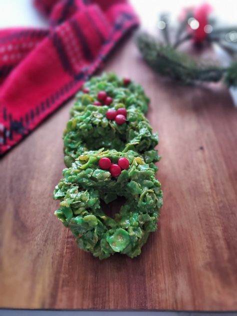 No-Bake Christmas Wreath Cookies No Bake Wreath Cookies, Christmas Wreaths Cookies Corn Flakes, Christmas Wreaths Cookies, Christmas Cookie Wreath, Cornflake Wreaths, Praline Crunch, Christmas Breads, Mini Bread Loaves, Loaf Breads