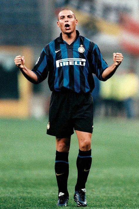 Ronaldo Inter, Ear Photo, Ronaldo R9, Ronaldo 9, Brazil Football Team, Ronaldo Pictures, Paolo Maldini, Legends Football, Football Drills