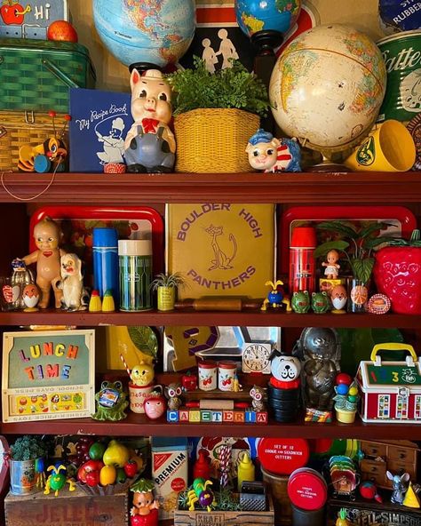 Toy Collector Room Ideas, Vintage Toy Store Aesthetic, Collectors Room Ideas, Vintage Toy Display, Vintage Toy Store, Stuffed Animal Displays, Vintage Store Ideas, Store Inspiration, Antique Booth Ideas