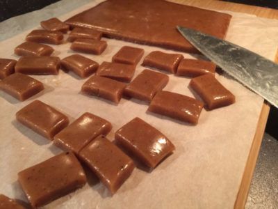 Julkola recept - CrockPot.se Homemade Apple Cider, Apple Cider Caramels, God Mat, Caramel Recipes, Think Food, Homemade Apple, Homemade Caramel, Homemade Candies, Yummy Sweets