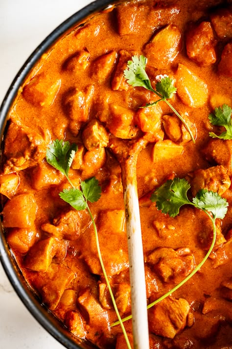 Curry Chicken With Potatoes, Chicken And Potato Curry, Vindaloo Recipe, Slow Cooker Chicken Curry, Sauteed Chicken Breast, Chicken With Potatoes, Butter Chicken Curry, Chicken And Potato, Curry Recipes Easy