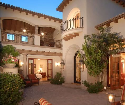 Mexico House Ideas, Mediterranean Patio, Spanish Colonial Homes, Hacienda Style Homes, Mexico House, Mediterranean Style Homes, Spanish Style Home, Casas Coloniales, Casa Vintage