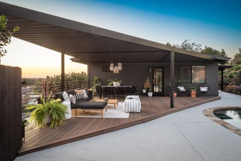 Mid century Outdoor Living Remodel - Midcentury - Deck - San Diego - by M Prevost Design | Houzz Midcentury Patio Design, Mid Century Modern Outdoor Kitchen, Midcentury Modern Outdoor, Mid Century Modern Deck, Mid Century Backyard, Mid Century Modern Pool, Living Remodel, Outdoor Design Ideas, Modern Outdoor Living Space