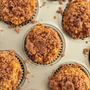 Snickerdoodle pumpkin muffins are only 4 ingredients! No egg and no oil or butter. They are moist, super soft, loaded with pumpkin flavor, and topped with cinnamon & sugar snickerdoodle topping.  A doctored up cinnamon crumb cake mix, a can of pumpkin, milk, and pumpkin pie spice is all you need. Baby Shower Cake Simple, Pumpkin Milk, Pumpkin Poke Cake, Cinnamon Crumb Cake, Crumb Cake Muffins, Snickerdoodle Muffins, Cinnamon Banana Bread, Pumpkin Sugar Cookies, Pumpkin Muffin Recipes