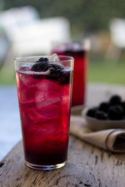 Blackberry and Orange Blossom Soda – Quench your thirst with a refreshing glass of blackberry orange blossom soda. Blackberry Soda, Homemade Soda, Homemade Juice, Italian Soda, Soda Drinks, Soda Recipe, Orange Blossom Water, Raspberry Lemonade, Vanilla Ice