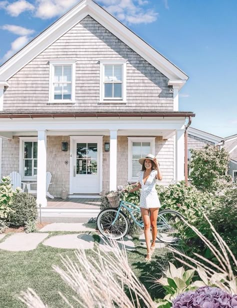 Nantucket House Exterior, Coastal Homes Exteriors, Nantucket Aesthetic, Nantucket Style Homes, Nantucket House, Nantucket Cottage, Caitlin Covington, New England Beach House, Nantucket Home