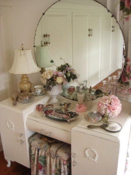 Styl Shabby Chic, Shabby Chic Table, Vintage Dressing Tables, Shabby Chic Dresser, Shabby Chic Bedrooms, Pretty Room, Dreamy Room, Interior Modern, Chic Bedroom