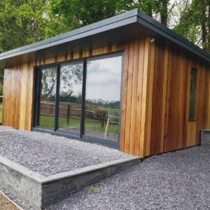 Outdoor Golf Simulator Room, Golf Simulator Garden Room, Golf Shed Ideas, Golf Simulator Shed Design, Backyard Golf Simulator Shed, Golf Shed, Golf Simulator Room Man Caves, Man Cave Apartment Ideas, Golf Simulator Garage