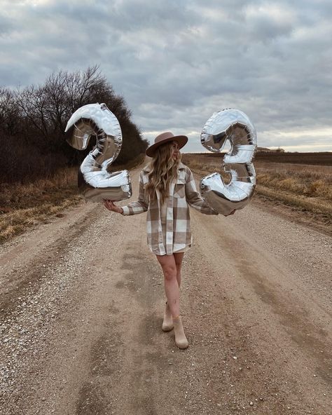 Cowgirl Birthday Pictures Photo Ideas, 29th Birthday Picture Ideas, 24th Birthday Photoshoot Outdoor, Birthday Photoshoot Ideas Country, 16 Bday Outfit Ideas, 21st Birthday Photoshoot Outside, Country Birthday Pictures, Country Birthday Photoshoot, Birthday Photos Outside