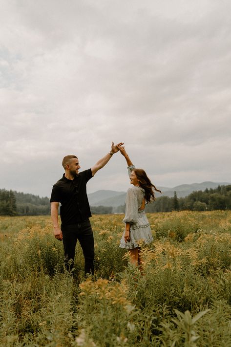 Couple Photography Poses At Mountains, Pre Wedding Photoshoot Mountains, Pre Wedding Mountain, Engagement Shoot Mountains, Twilight Engagement Photos, Mountain Prenup, Couples Photoshoot Outside, Engagement Photos Woods, Woods Engagement Photos