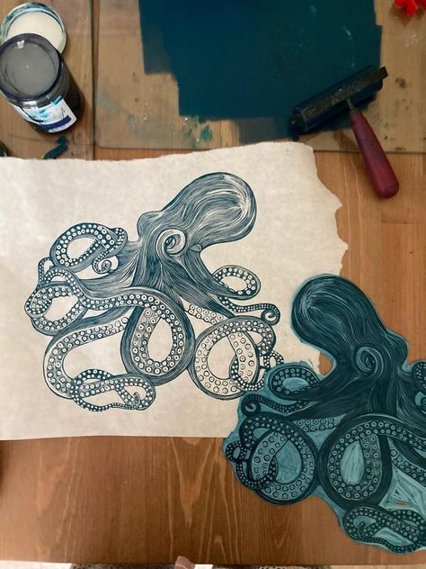 Lino Designs Art, Octopus Lino Print, Block Print Designs Ideas, Octopus Linocut, Lino Printing Ideas, Lino Art Ideas, Linolium Printing, Animal Printmaking, Linocut Art Ideas