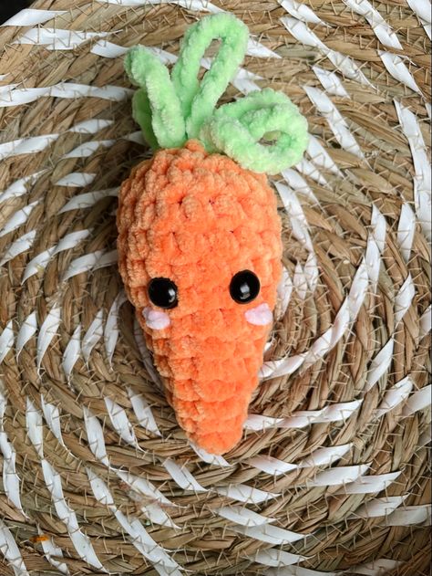 #carrot #crochet #crochetplushie #crochetideas #crochetcarrot #carrotfarmer Crochet Carrot Plush, Orange Yarn Crochet Ideas, Orange Crochet Ideas, Rainbow Amigurumi, Orange Amigurumi, Knitted Food, Crochet Carrot, Crochet Craft Fair, Crochet Orange