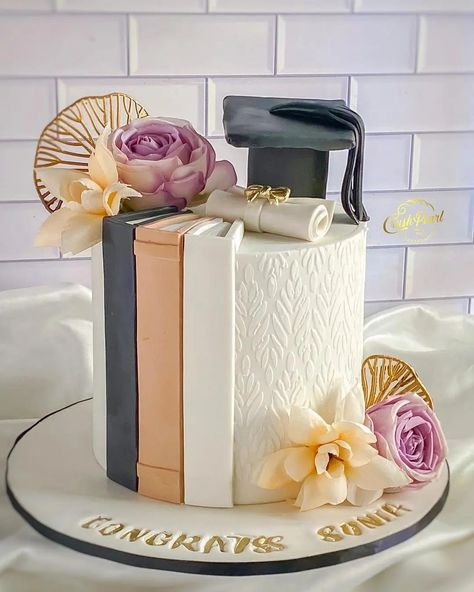 Matriculation Cake Designs, Convocation Cake Ideas, Mba Graduation Cakes, Law Graduation Cake Designs, Graduation Cake Ideas, Degree Cake, Simple Graduation Cakes, Graduation Cake Book Design, Graduation Cake Designs