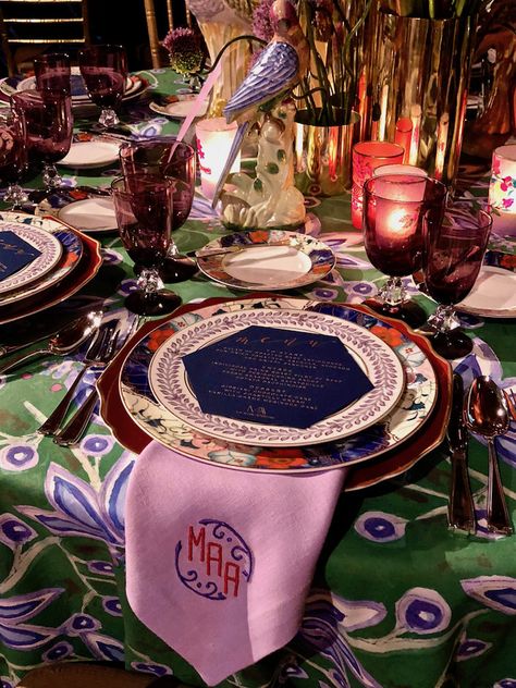 2018 Lenox Hill Neighborhood House Gala - Quintessence Dramatic Table Settings, Maximalist Table Setting, English Room, Lenox Hill, Table Setting Decor, Tablescape Inspiration, Cool Tables, Table Top Design, Beautiful Table Settings