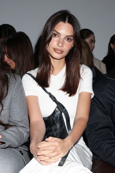 Em Ratajkowski Hair, Emily Ratajkowski Hair, Emily Rajatkowski, Emrata Outfits, Ratajkowski Style, Mocha Color Hair, Light Brunette Hair, Emily Ratajkowski Outfits, Mocha Hair