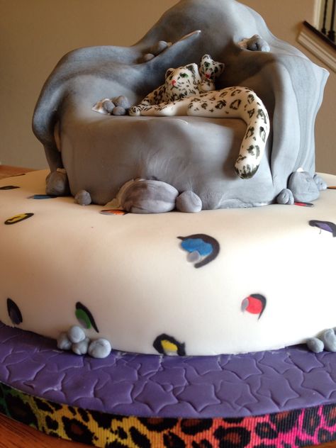 Snow Leopard Cake Ideas, Snow Leopard Cake, Leopard Birthday Cake, Cheetah Birthday Cakes, Chocolate Bar Cakes, Paw Patrol Party Favors, Leopard Cake, Cheetah Birthday