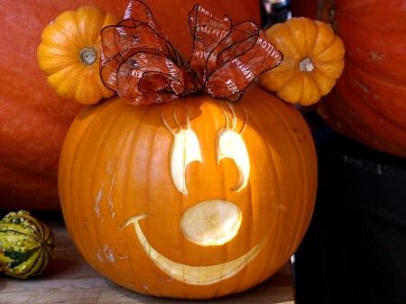 25 Clever Pumpkin Carving Ideas - Creative and adorable pumpkin carving ideas that will bring the whole family together for this favorite fall activity! Minnie Mouse Pumpkin, Mouse Pumpkin, Disney Pumpkin Carving, Pumkin Carving, Amazing Pumpkin Carving, Disney Pumpkin, Fall Activity, Minnie Mouse Halloween, Fun Pumpkins