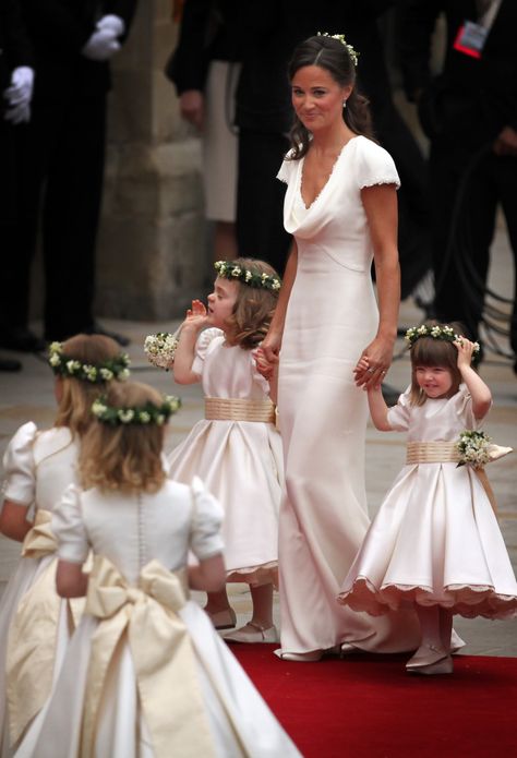 Image Pippa Middleton Wedding Dress, Pippa Middleton Wedding, William E Kate, Middleton Wedding, Looks Kate Middleton, Ivory Bridesmaid Dresses, Kate Middleton Wedding, Kate And Pippa, Iconic Dresses