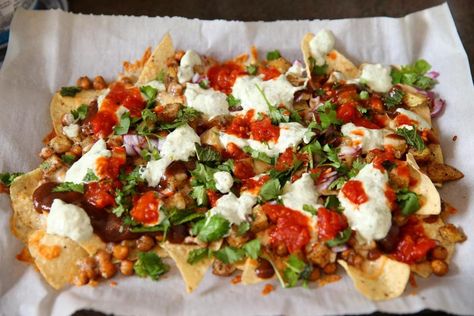 Recipe for chaat-style Indian nachos - Food & dining - The Boston Globe Indian Nachos, Ramadan Snacks, Kitty Recipes, Snacks Indian, Indian Chaat, Indian Delicacies, Simple Snacks, Indian Appetizers, Diwali Food