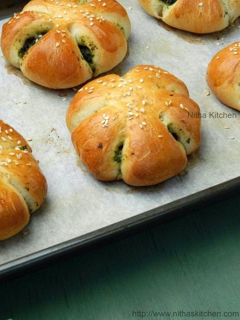 Soft Buns Recipe, Stuffed Bun, Pav Recipe, Spinach Pesto, Veg Snacks, Homemade Breads, Cutlets Recipes, Savory Muffins, Eggless Baking