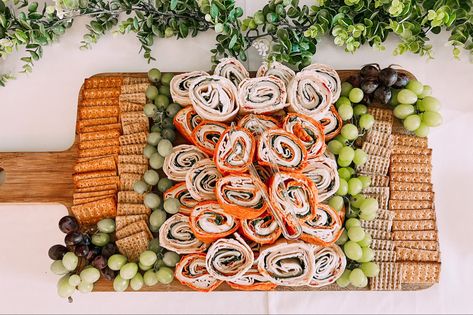 Charcuterie Board Pinwheels, Charcuterie Board With Pinwheels, Pinwheel Charcuterie Board Ideas, Charcuterie Pinwheels, Pinwheel Charcuterie Board, Pinwheel Wraps, Christmas Adam, Pinwheel Appetizers, Holiday Appetizers Recipes