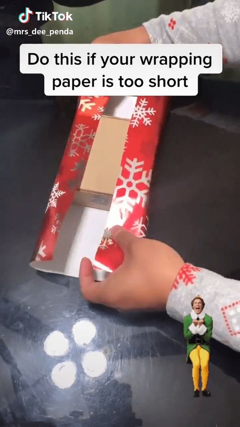 Genius hack reveals to wrap a present when you cut the piece of wrapping paper too small Wrapping 2 Gifts Together, Gift Wrapping Ideas With Tissue Paper, How To Wrap A Gift With Not Enough Wrapping Paper, Wrapping Gifts Hacks, Cute Wrapping Ideas For Small Gifts, How To Cut Wrapping Paper, Creative Way To Wrap Gifts, How To Wrap Small Boxes, Diagonal Wrapping Method