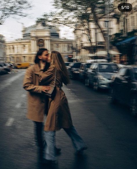 Photoshoot Ideas For Boyfriend, Couples City, Paris Couple, Fall City, City Shoot, City Engagement Photos, Good Photos, Fall Photoshoot, Engagement Photo Outfits