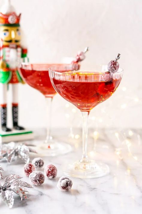 Holiday Vodka Cocktails, Champagne Sparklers, Elderflower Champagne, Holiday Martinis, Festive Holiday Cocktails, Bubble Recipe, Christmas Martini, Cranberry Cocktail, Mocktail Recipes