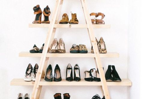 DIY Shoe Racks - Ladder Shoe Shelf - Easy DYI Shoe Rack Tutorial - Cheap Closet Organization Ideas for Shoes - Wood Racks, Cubbies and Shelves to Make for Shoes Ideas Para Organizar Ropa, Diy Ladder Shelf, Old Wooden Ladders, Closet Organization Cheap, Cheap Closet, Farmhouse Ladder, Diy Sideboard, Pallet Cabinet, Diy Shoe Storage