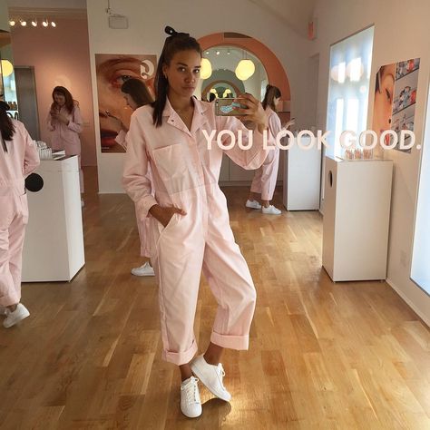 Glossier Opens Their First Store - Glossier Beauty Showroom in NYC Glossier Showroom, Glossier Pop Up, Beauty Salon Uniform Ideas, Glossier Beauty, Salon Uniform, Grow Social Media, Retail Marketing, New York City Travel, Pop Up Store