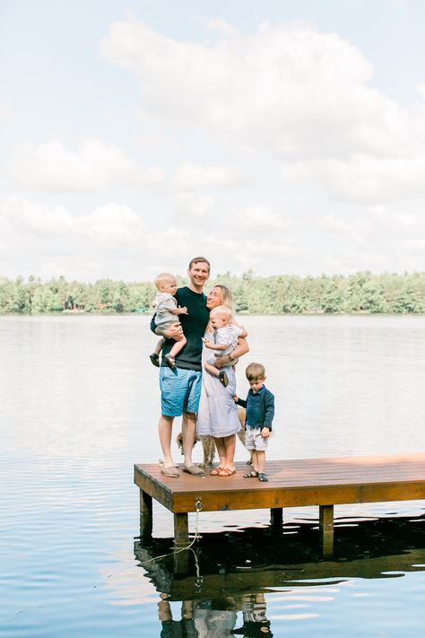 Lake House Family Photos, Lake Pictures With Family, Lakeside Family Photoshoot, Dock Family Photoshoot, Family Dock Pictures, Family Photo By Water, Large Family Photo Shoot Ideas Lake, Family Photos On Dock, Large Family Photo Shoot Ideas